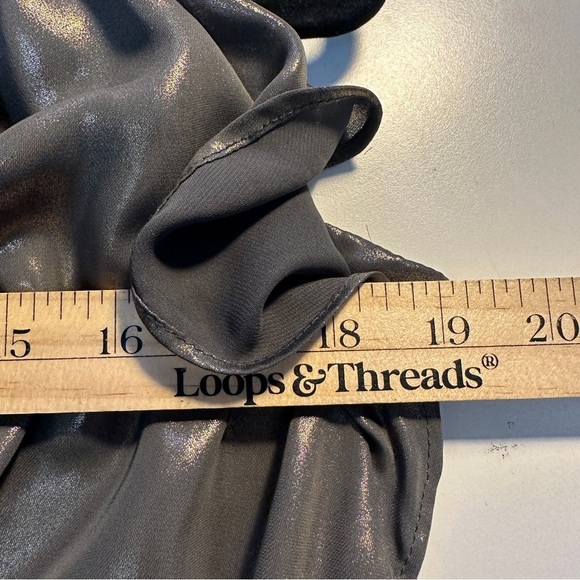 By Anthropologie Sleeveless Metallic Ruffle Smocked Hem V Neck Top Green Large - Picture 8 of 10